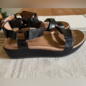 Vionic Tropic Kayan Backstrap Platform Sandal - NWOT - Size 5